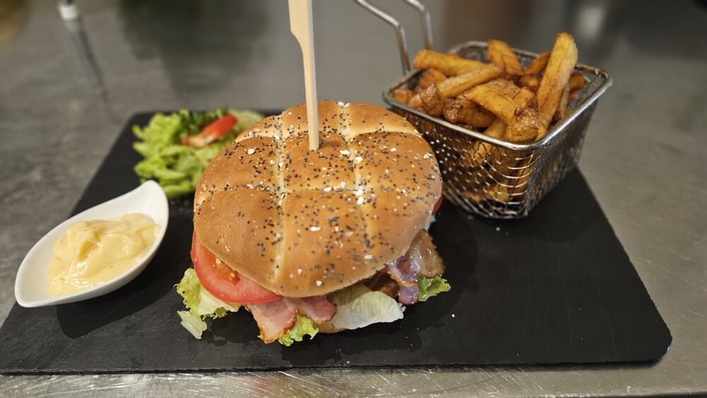 Un burger maison et ses frites